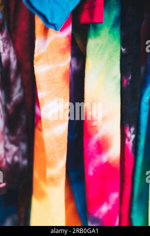 Verschiedene bunte Unisex-T-Shirts. Selektiver Fokus. Nahaufnahme. Stockfoto