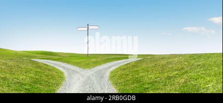 Gabel auf einem Pfad durch hügelige Landschaft Stockfoto