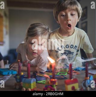 Das kleine Mädchen feiert Geburtstag Stockfoto