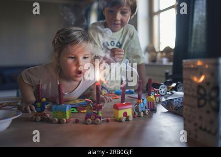 Das kleine Mädchen feiert Geburtstag Stockfoto