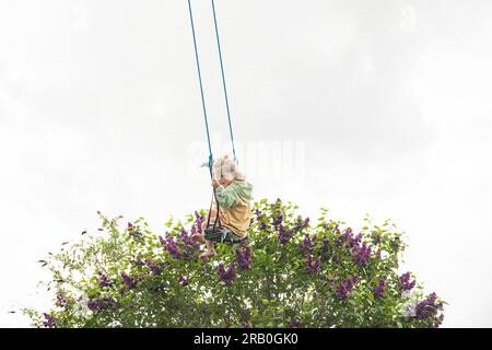 Kleines Mädchen auf einer Schaukel Stockfoto