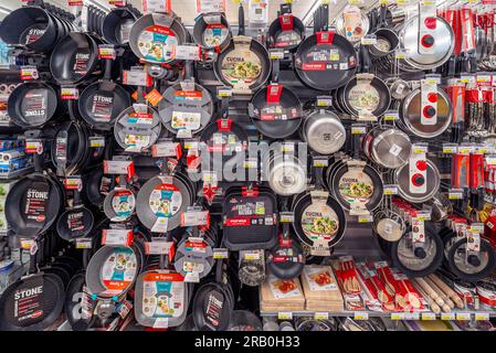 Italien - 06. Juli 2023: Töpfe und Pfannen sowie Küchenzubehör verschiedener Typen und Marken, die in den Regalen eines italienischen Supermarkts zum Verkauf angeboten werden. Stockfoto