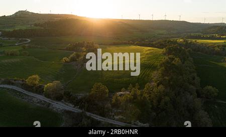 Luftaufnahme von Windmühlen in landwirtschaftlichen Gebieten auf Hügeln in der Provinz Lerida in Katalonien Spanien Stockfoto