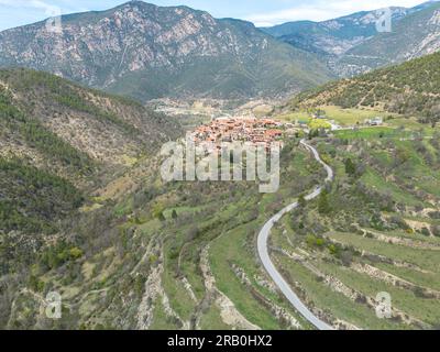 Luftaufnahme der malerischen Stadt Arseguel im Alto Urgel in Lerida in den katalanischen Pyrenäen in Spanien Stockfoto