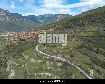 Luftaufnahme der malerischen Stadt Arseguel im Alto Urgel in Lerida in den katalanischen Pyrenäen in Spanien Stockfoto