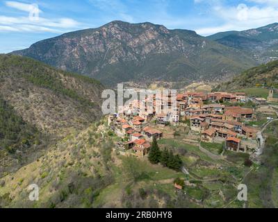 Luftaufnahme der malerischen Stadt Arseguel im Alto Urgel in Lerida in den katalanischen Pyrenäen in Spanien Stockfoto