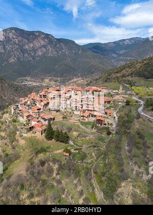 Luftaufnahme der malerischen Stadt Arseguel im Alto Urgel in Lerida in den katalanischen Pyrenäen in Spanien Stockfoto