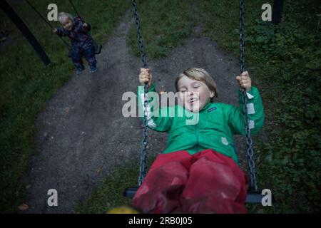 Junge auf einer Schaukel Stockfoto