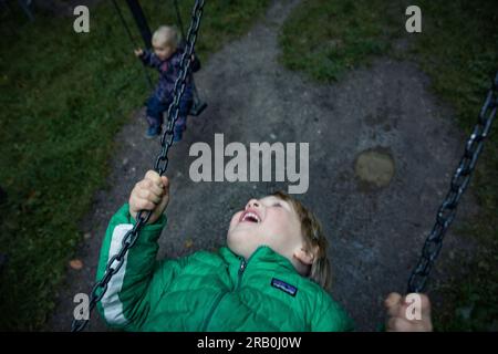 Junge auf einer Schaukel Stockfoto