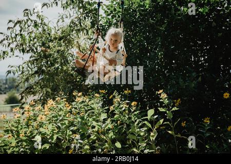 Kleines Mädchen auf einer Schaukel Stockfoto