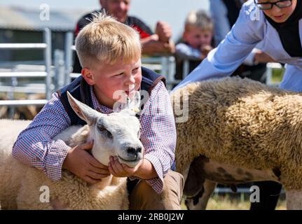 Kind in jungen Schafzüchtern, Jurastagung, Haddington Agricultural Show, East Lothian, Schottland, Großbritannien Stockfoto