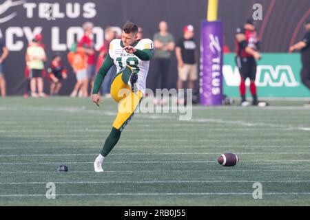 Ottawa, Kanada. 30. Juni 2023. Dean Faithfull (18), der Kicker der Edmonton Elks, wärmt sich vor dem CFL-Spiel zwischen Edmonton Elks und Ottawa Redblacks im TD Place Stadium in Ottawa, Kanada, auf. Daniel Lea/CSM/Alamy Live News Stockfoto