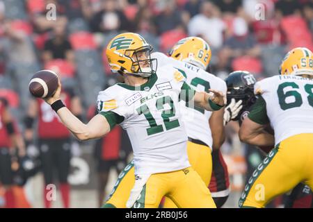 Ottawa, Kanada. 30. Juni 2023. Edmonton Elks Quarterback Jarret Doege (12) wirft den Ball während des CFL-Spiels zwischen Edmonton Elks und Ottawa Redblacks im TD Place Stadium in Ottawa, Kanada. Daniel Lea/CSM/Alamy Live News Stockfoto