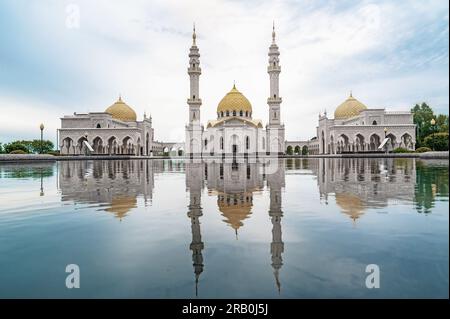 Bolgar, Republik Tatarstan, Russland, 2. Juni 2023. Die weiße Moschee, erbaut im Jahr 2012, ist ein Blick von außen mit einer Reflexion im Brunnen. Stockfoto