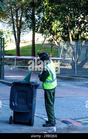 Afrikanischer Straßenkehrer oder Arbeiter in Warnjacke und Overalls, die die Umwelt in Südafrika reinigen Concept Occupation Stockfoto