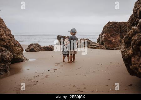 Bruder und Schwester am Strand Stockfoto