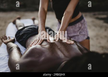 Massage am Strand von Tarrafal, Kap Verde, Afrika Stockfoto