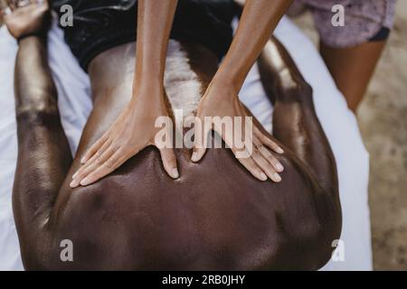 Massage am Strand von Tarrafal, Kap Verde, Afrika Stockfoto