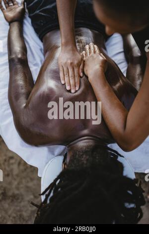 Massage am Strand von Tarrafal, Kap Verde, Afrika Stockfoto