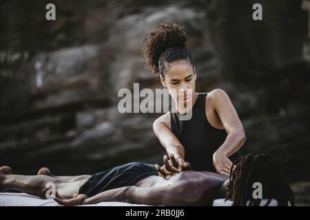 Massage am Strand von Tarrafal, Kap Verde, Afrika Stockfoto