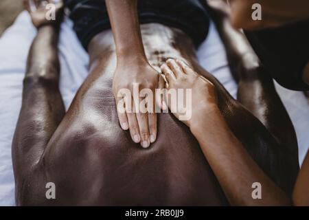 Massage am Strand von Tarrafal, Kap Verde, Afrika Stockfoto