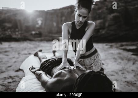 Massage am Strand von Tarrafal, Kap Verde, Afrika Stockfoto