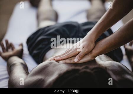 Massage am Strand von Tarrafal, Kap Verde, Afrika Stockfoto