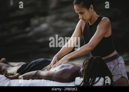 Massage am Strand von Tarrafal, Kap Verde, Afrika Stockfoto