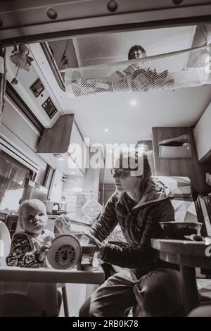 Mutter füttert Baby im Wohnmobil Stockfoto