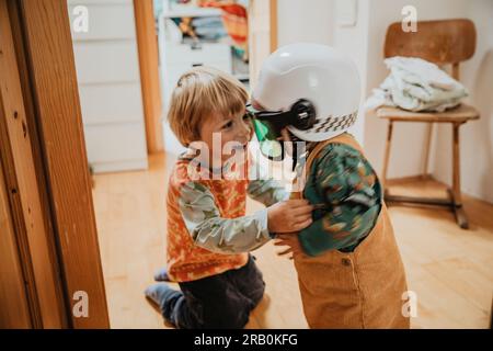 Bruder und Schwester spielen sich verkleiden Stockfoto