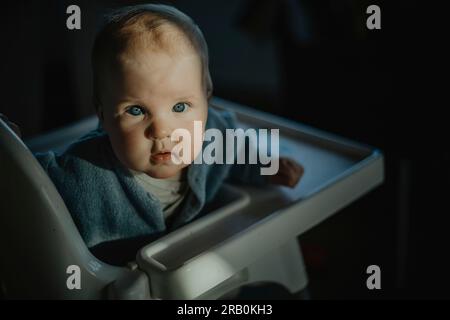 Baby im Hochstuhl sitzen Stockfoto