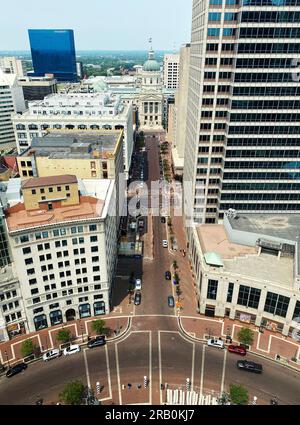 Blick von oben auf das Indiana State Capitol Building und Monument Circle, Indianapolis, Indiana Stockfoto