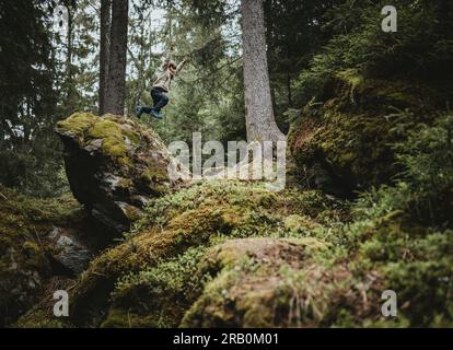 Kleiner Junge im Wald Stockfoto