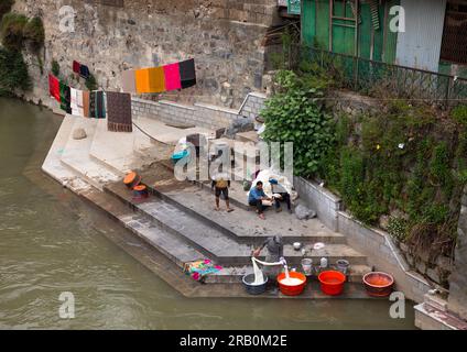 Männer waschen Kleidung auf dem ghat von Jhelum River, Jammu und Kaschmir, Srinagar, Indien Stockfoto