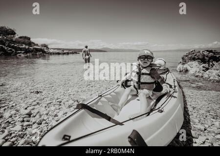 Familien-Kajaktour auf dem Meer, Insel Krk, Kroatien Stockfoto