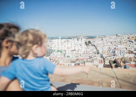 Mutter und Sohn schauen sich Cadiz an, Spanien Stockfoto