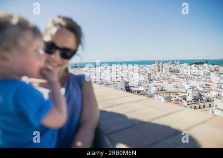 Mutter und Sohn schauen sich Cadiz an, Spanien Stockfoto