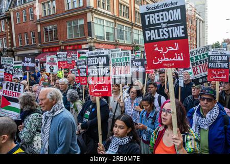 London, Großbritannien. 5. Juli 2023. Pro-palästinensische Aktivisten protestieren vor der israelischen Botschaft nach dem zweitägigen Angriff Israels auf das Flüchtlingslager Dschenin am 5. Juli 2023 in London, Vereinigtes Königreich. Zwölf Palästinenser und ein israelischer Soldat wurden während des gewaltigen israelischen Angriffs auf das Flüchtlingslager im Westjordanland von Dschenin getötet und Dutzende Palästinenser verletzt. Die Notfalldemonstration wurde von der Palestine Solidarity Campaign (PSK) und Partnerorganisationen initiiert. Kredit: Mark Kerrison/Alamy Live News Stockfoto