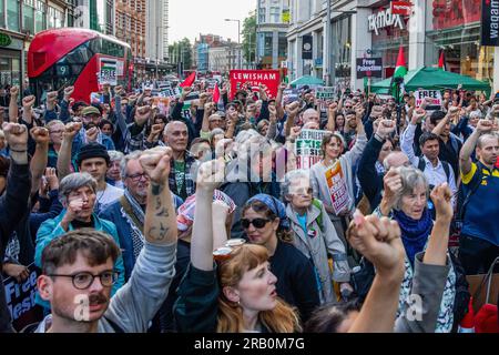 London, Großbritannien. 5. Juli 2023. Pro-palästinensische Aktivisten protestieren vor der israelischen Botschaft nach dem zweitägigen Angriff Israels auf das Flüchtlingslager Dschenin am 5. Juli 2023 in London, Vereinigtes Königreich. Zwölf Palästinenser und ein israelischer Soldat wurden während des gewaltigen israelischen Angriffs auf das Flüchtlingslager im Westjordanland von Dschenin getötet und Dutzende Palästinenser verletzt. Die Notfalldemonstration wurde von der Palestine Solidarity Campaign (PSK) und Partnerorganisationen initiiert. Kredit: Mark Kerrison/Alamy Live News Stockfoto