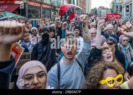 London, Großbritannien. 5. Juli 2023. Pro-palästinensische Aktivisten protestieren vor der israelischen Botschaft nach dem zweitägigen Angriff Israels auf das Flüchtlingslager Dschenin am 5. Juli 2023 in London, Vereinigtes Königreich. Zwölf Palästinenser und ein israelischer Soldat wurden während des gewaltigen israelischen Angriffs auf das Flüchtlingslager im Westjordanland von Dschenin getötet und Dutzende Palästinenser verletzt. Die Notfalldemonstration wurde von der Palestine Solidarity Campaign (PSK) und Partnerorganisationen initiiert. Kredit: Mark Kerrison/Alamy Live News Stockfoto