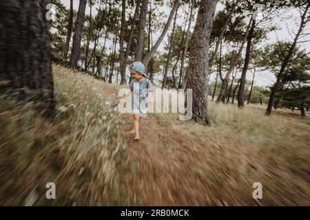 Junge läuft durch den Wald Stockfoto