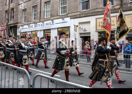 Edinburgh, Schottland, Großbritannien. 5. Juli 2023: Menschen warten auf die Ankunft der königlichen Familie in Edinburgh. Stockfoto
