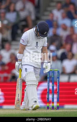 Leeds, Großbritannien. 06. Juli 2023. Ein deprimierter Ben Duckett aus England betrachtet die Falte, nachdem er den Ball während des LV= Insurance Ashes Third Test Series Day 1 England gegen Australien im Headingley Stadium, Leeds, Großbritannien, 6. Juli 2023 in die Handschuhe von Alex Carey aus Australien gesteckt hat (Foto von Mark Cosgrove/News Images) In Leeds, Großbritannien, am 7/6/2023. (Foto: Mark Cosgrove/News Images/Sipa USA) Guthaben: SIPA USA/Alamy Live News Stockfoto