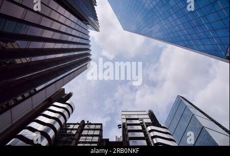 London, Großbritannien. 4. Juli 2023 Blick auf die Londoner Unternehmensgebäude von unten. Stockfoto