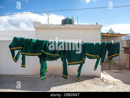 Wäschetrocknung in einem Innenhof im tibetischen SOS-Kinderdorf, Ladakh, Leh, Indien Stockfoto