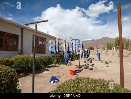 Wäschetrocknung in einem Innenhof im tibetischen SOS-Kinderdorf, Ladakh, Leh, Indien Stockfoto