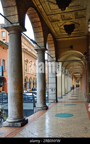 Fußgängergalerie auf der Via Grappa in Bologna, Italien. 12. November 2023. Editorial Photo Stockfoto