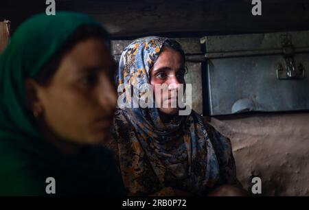 Gujjar Bakerwal Frauen in ihrem Sommerhaus, Jammu und Kaschmir, Kangan, Indien Stockfoto