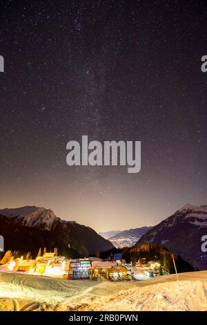 Österreich, Montafon, Garfrescha, Blick auf Schruns mit der Milchstraße. Stockfoto