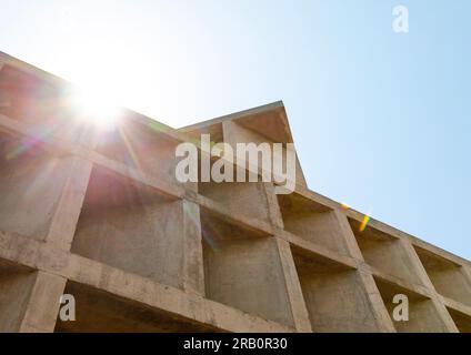 Turm der Schatten entworfen von Le Corbusier, Punjab State, Chandigarh, Indien Stockfoto